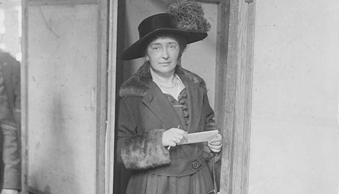 Margaret V. Lally en una cabina de votación