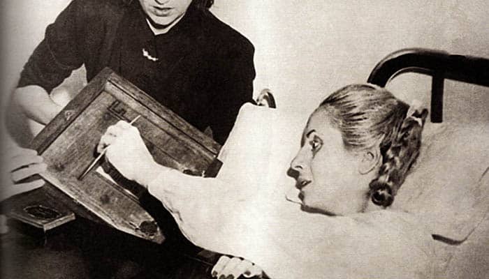 Eva Perón votando en el hospital de Avellaneda