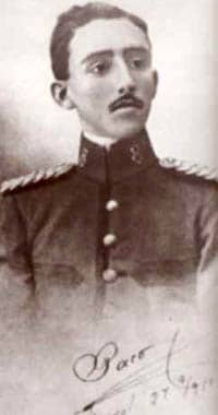Francisco Franco vestido con uniforme de alférez