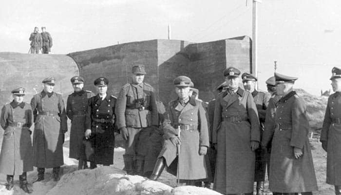 Erwin Rommel durante una visita a las defensas del muro atlántico cerca del puerto belga de Ostende
