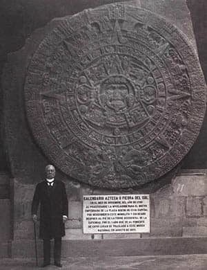 El presidente Porfirio Díaz posa junto al calendario azteca o Piedra del Sol