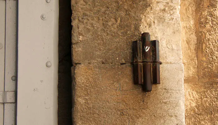 Mezuzá situado en la puerta de Jafa