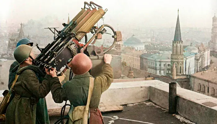 Artilleros antiaéreos situados en lo alto de un hotel durante la batalla de Moscú