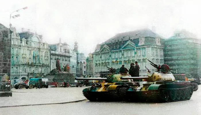 Tanques soviéticos situados en la Plaza de la Ciudad Vieja de Praga