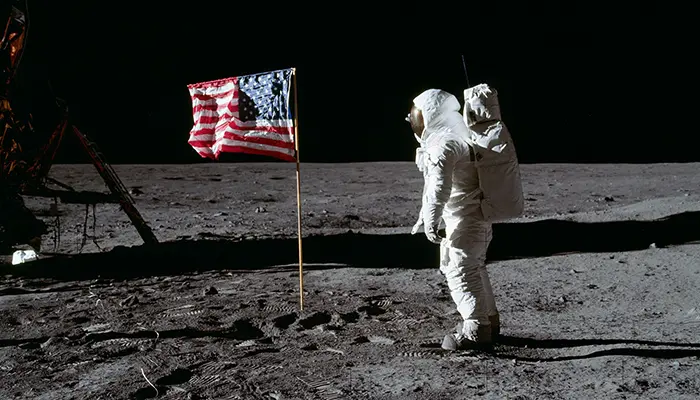 Buzz Aldrin saluda a la bandera de Estados Unidos desplegada en la Luna. 