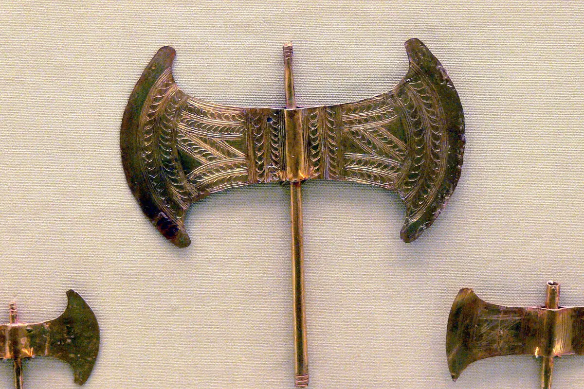 Labrys fabricados en oro